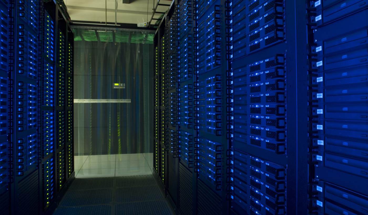 Pasillo entre armarios de servidores de un centro de datos