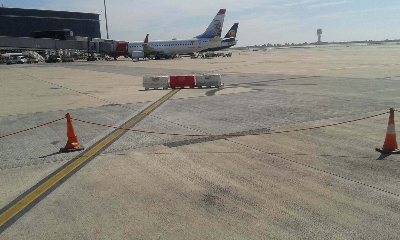 Aviones en plataforma de aeropuerto con las pasarelas acopladas