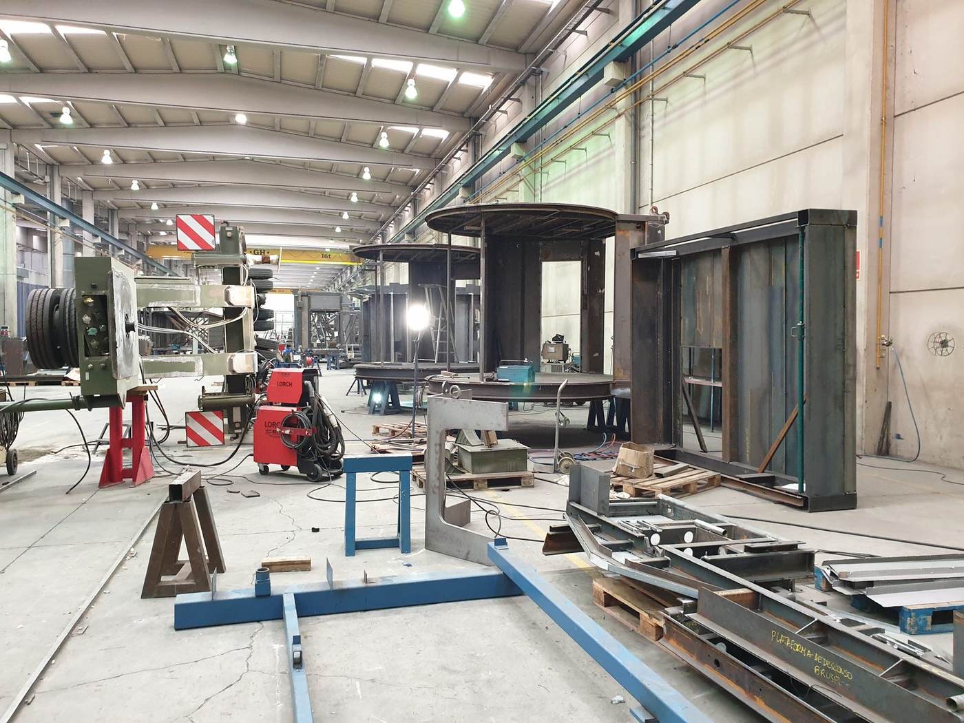 Nave de montaje con varias pasarelas de embarque en fabricación