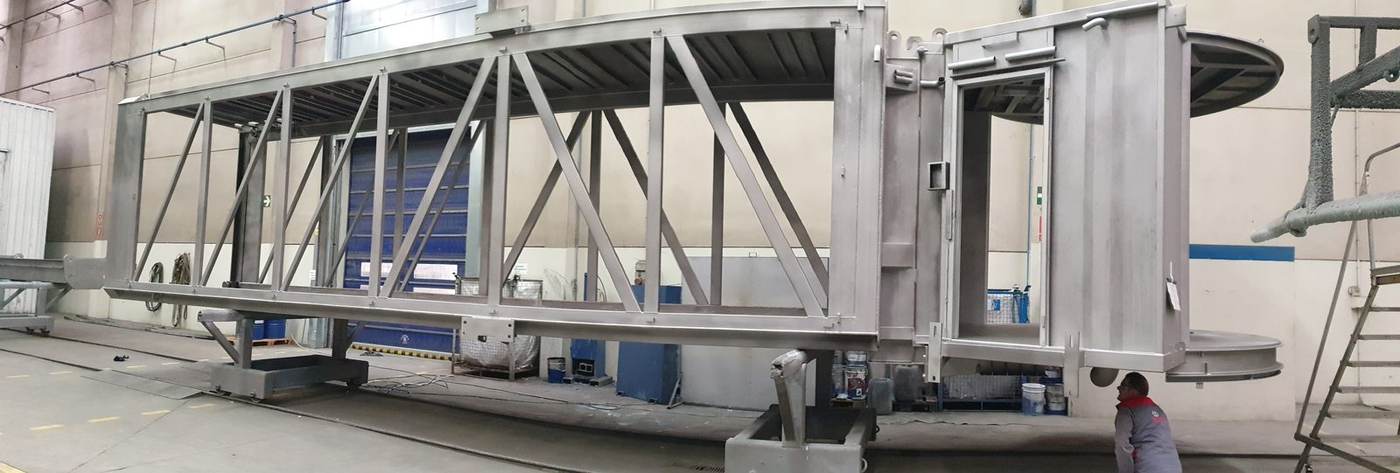 Pasarelas de embarque en fabricación dentro de una nave de montaje