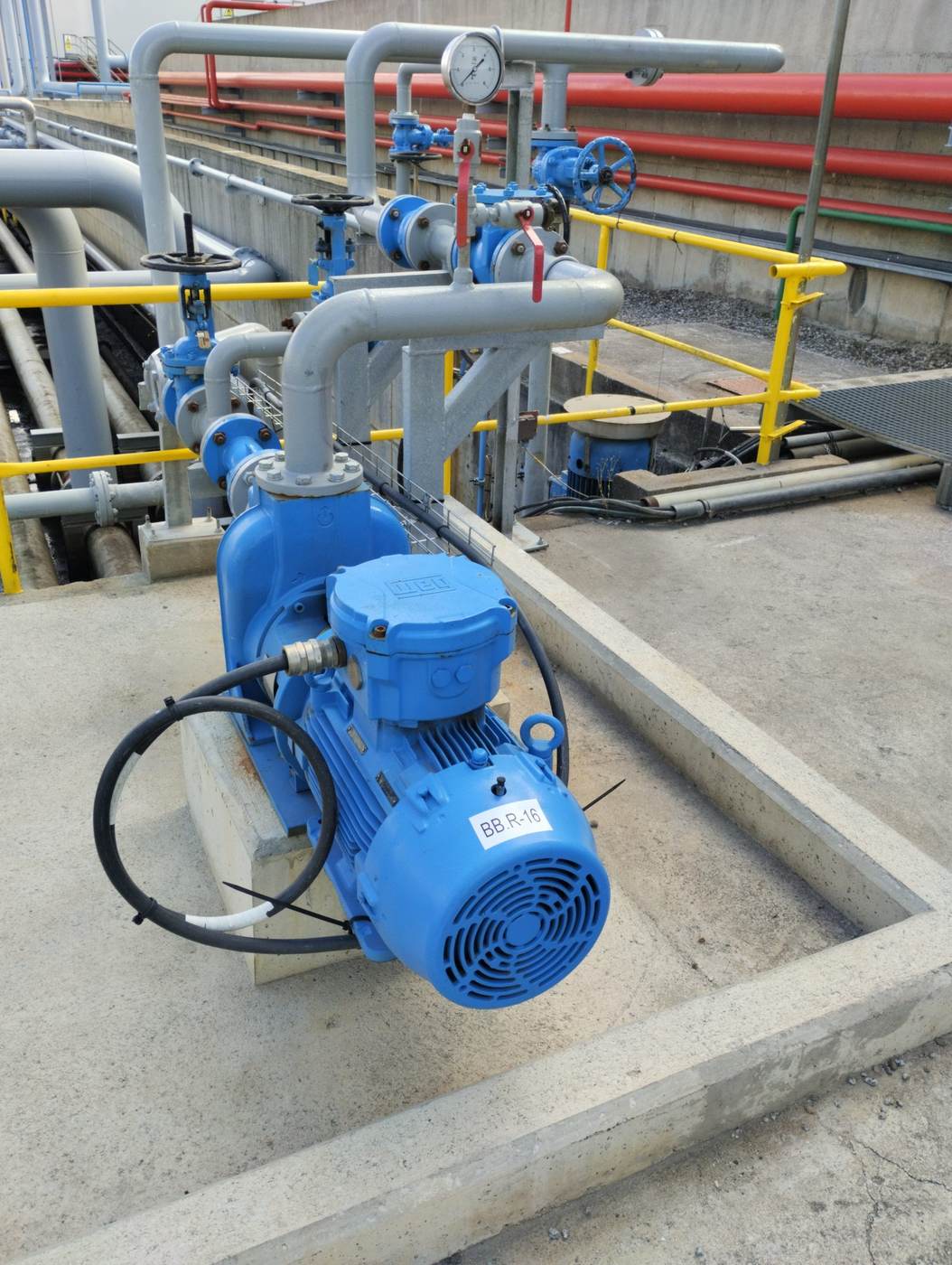 Bomba de proceso con su alimentación eléctrica en una planta industrial