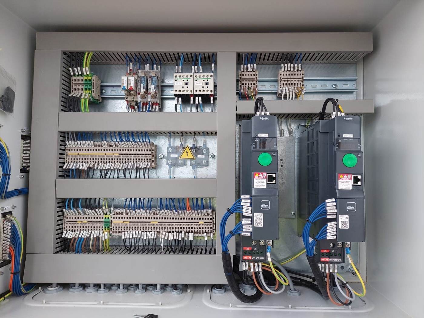 Cuadro con variadores de frecuencia en una planta industrial