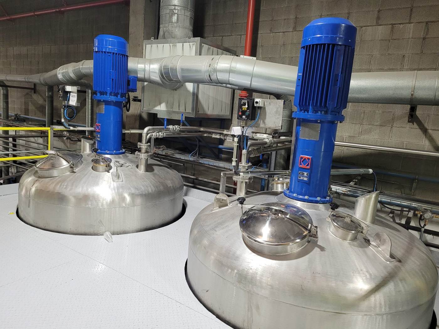 Depósitos de proceso con sus motores, en una planta en funcionamiento