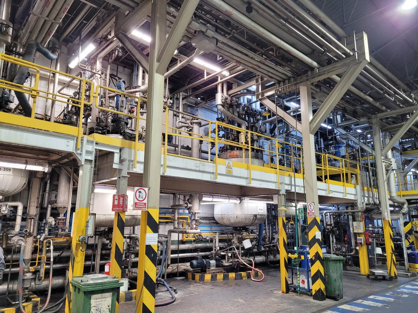 Planta química en marcha, con sus líneas de proceso y su instalación eléctrica