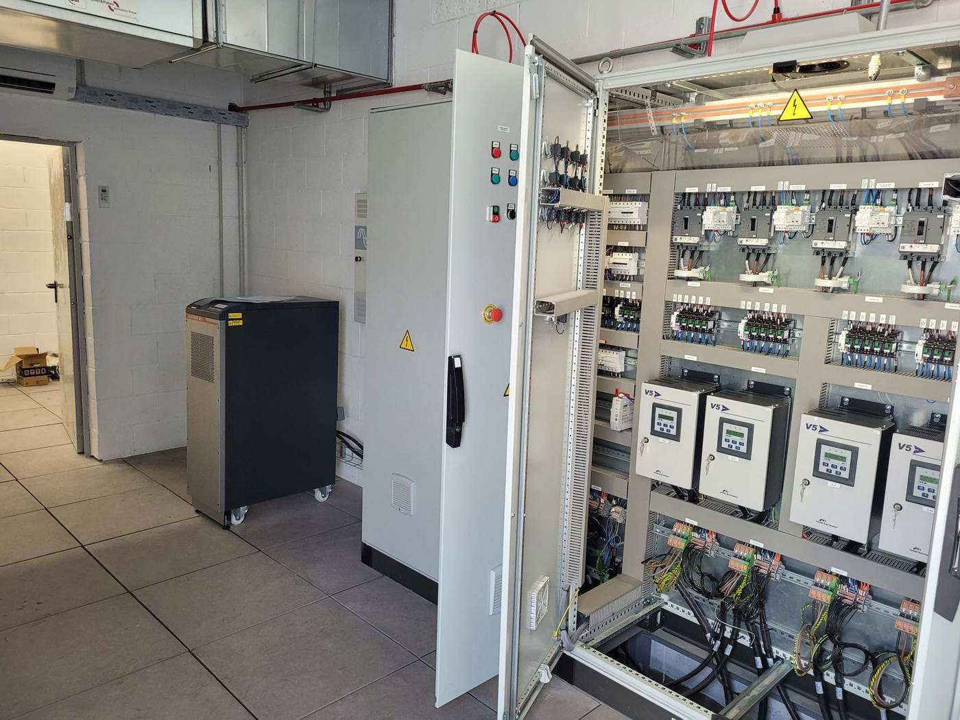 Sala técnica con armarios eléctricos y variadores instalados