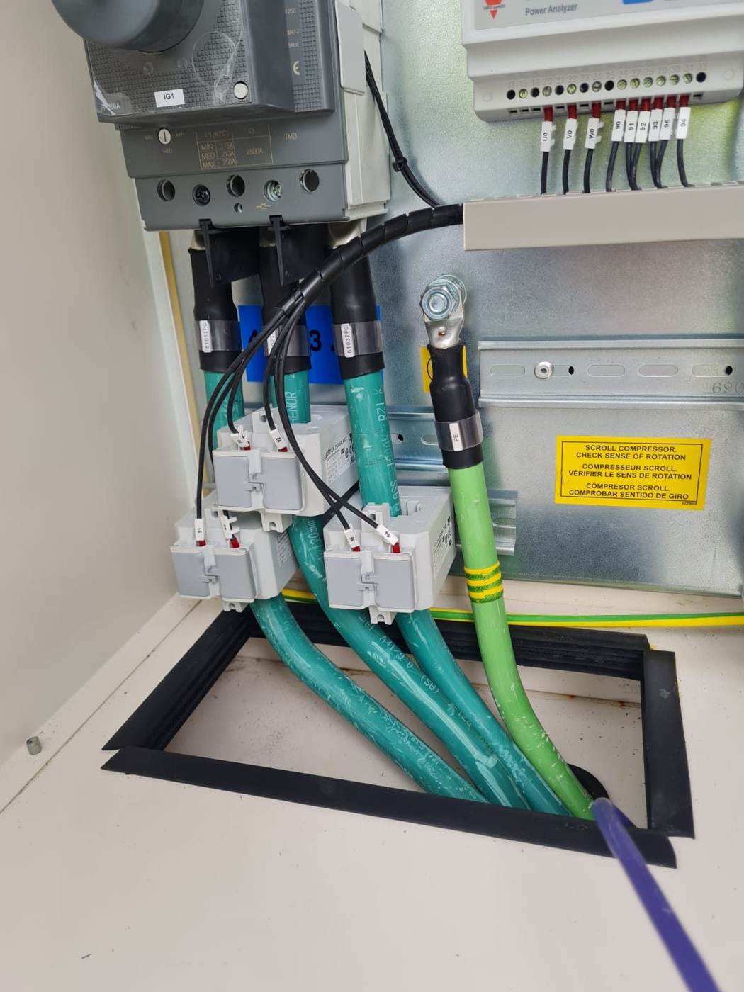 Conexiones de potencia de un motor con cables verdes y protecciones