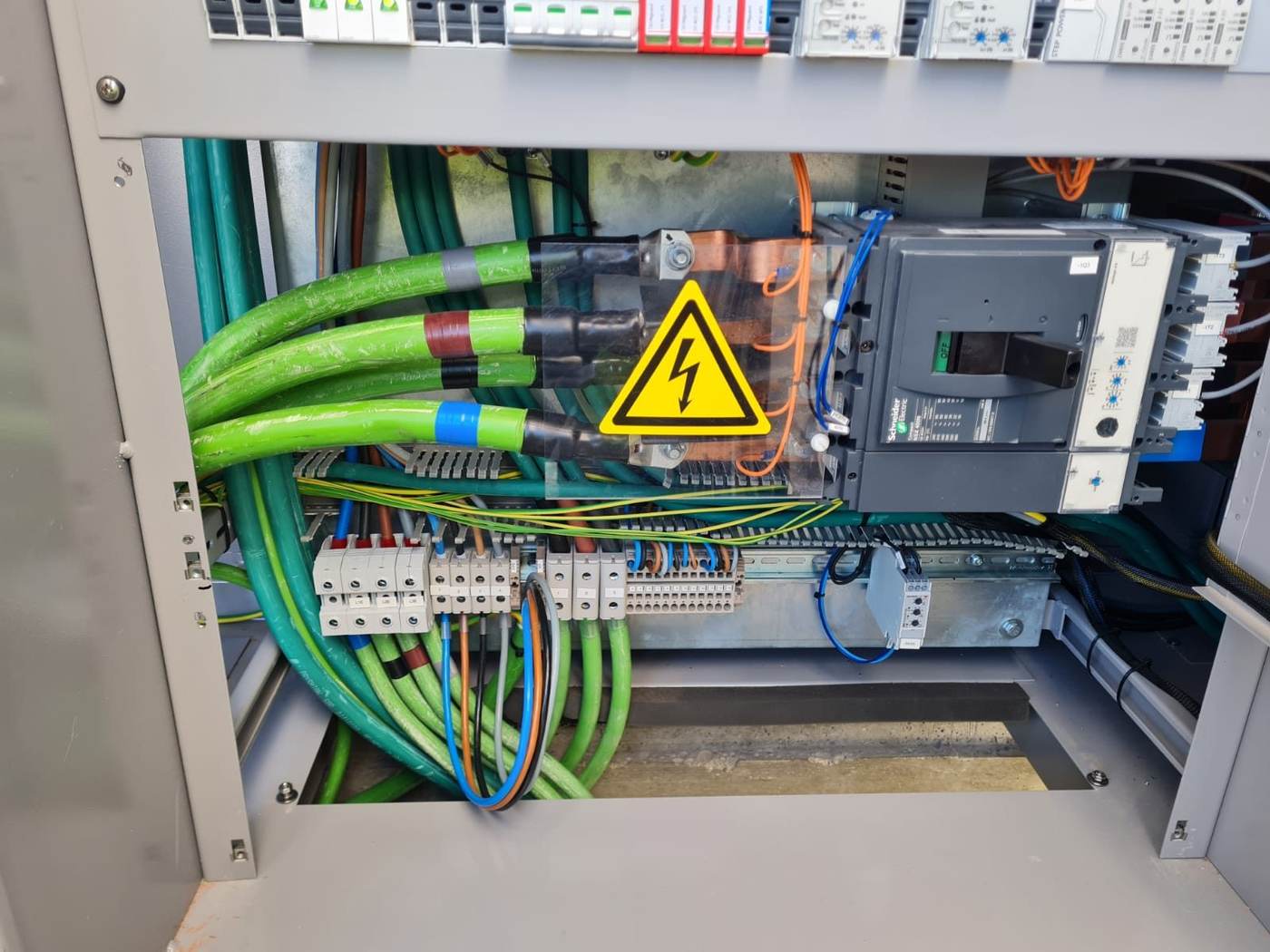 Interruptor automático de caja moldeada y cables de potencia dentro de un cuadro