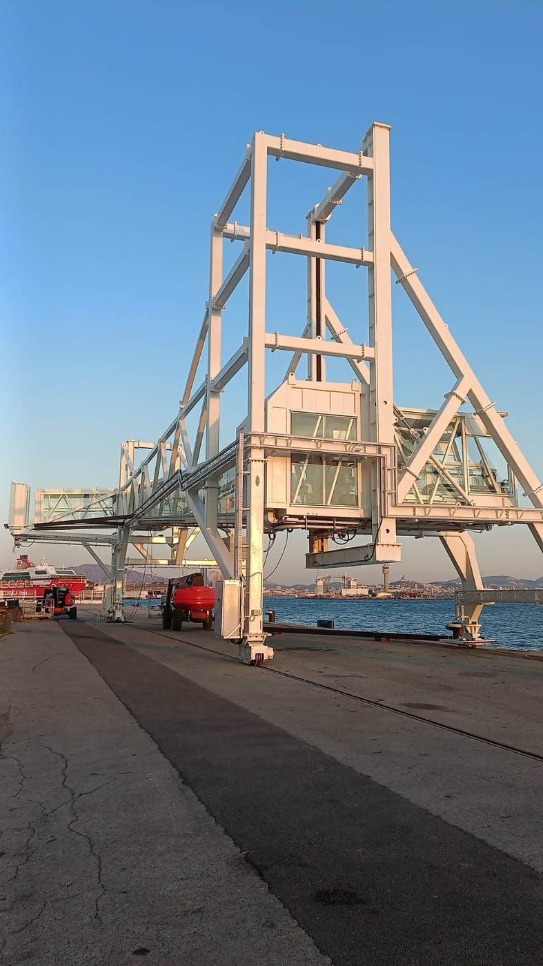 Pasarela de pasajeros de puerto terminada, junto al muelle