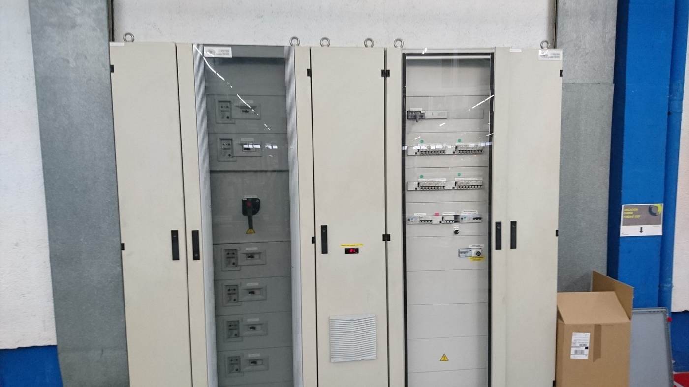 Armarios de cuadros eléctricos terminados, listos para salir del taller