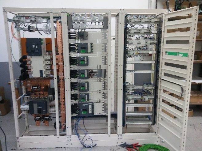 Cuadro eléctrico en montaje en el taller